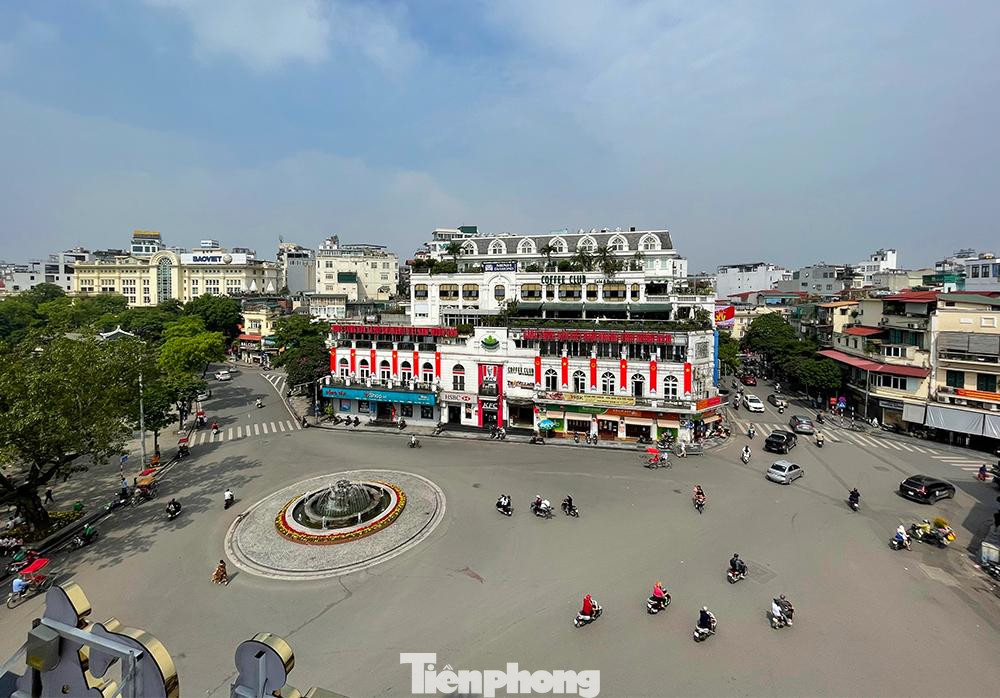 Tại ngã ba Quảng trường Đông Kinh Nghĩa Thục vắng vẻ sáng 30/4.