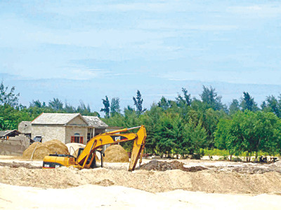 Khai thác ào ạt titan để lại những hậu quả khôn lường cho cả dải ven biển miền Trung.