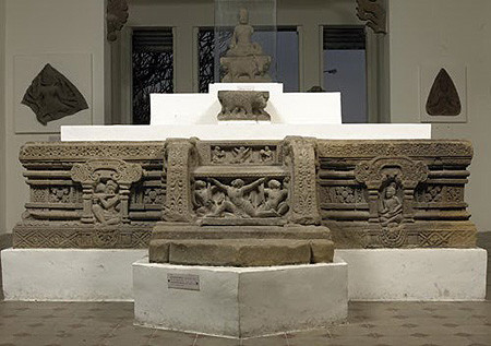 Đài thờ Mỹ Sơn E1, là 1 trong 3 hiện vật quý tại Bảo tàng Nghệ thuật điêu khắc Champa