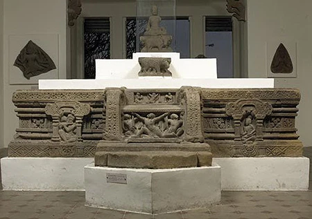 Đài thờ Mỹ Sơn E1, là 1 trong 3 hiện vật quý tại Bảo tàng Nghệ thuật điêu khắc Champa. Đài thờ Mỹ Sơn E1, là 1 trong 3 hiện vật quý tại Bảo tàng Nghệ thuật điêu khắc Champa