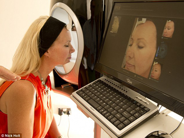 Cô Alison Steadman đến khám da trước khi tiến hành thử nghiệm