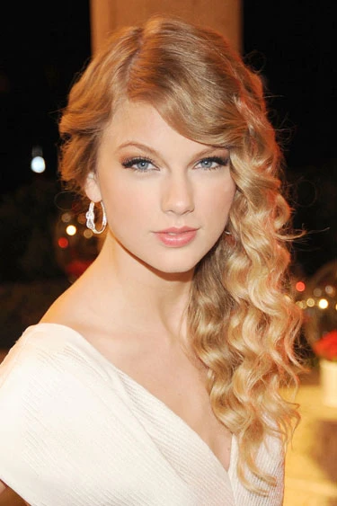 Lễ trao giải BMI, mái tóc xoăn lọn được tạo kiểu và vén hết sang một bên vai