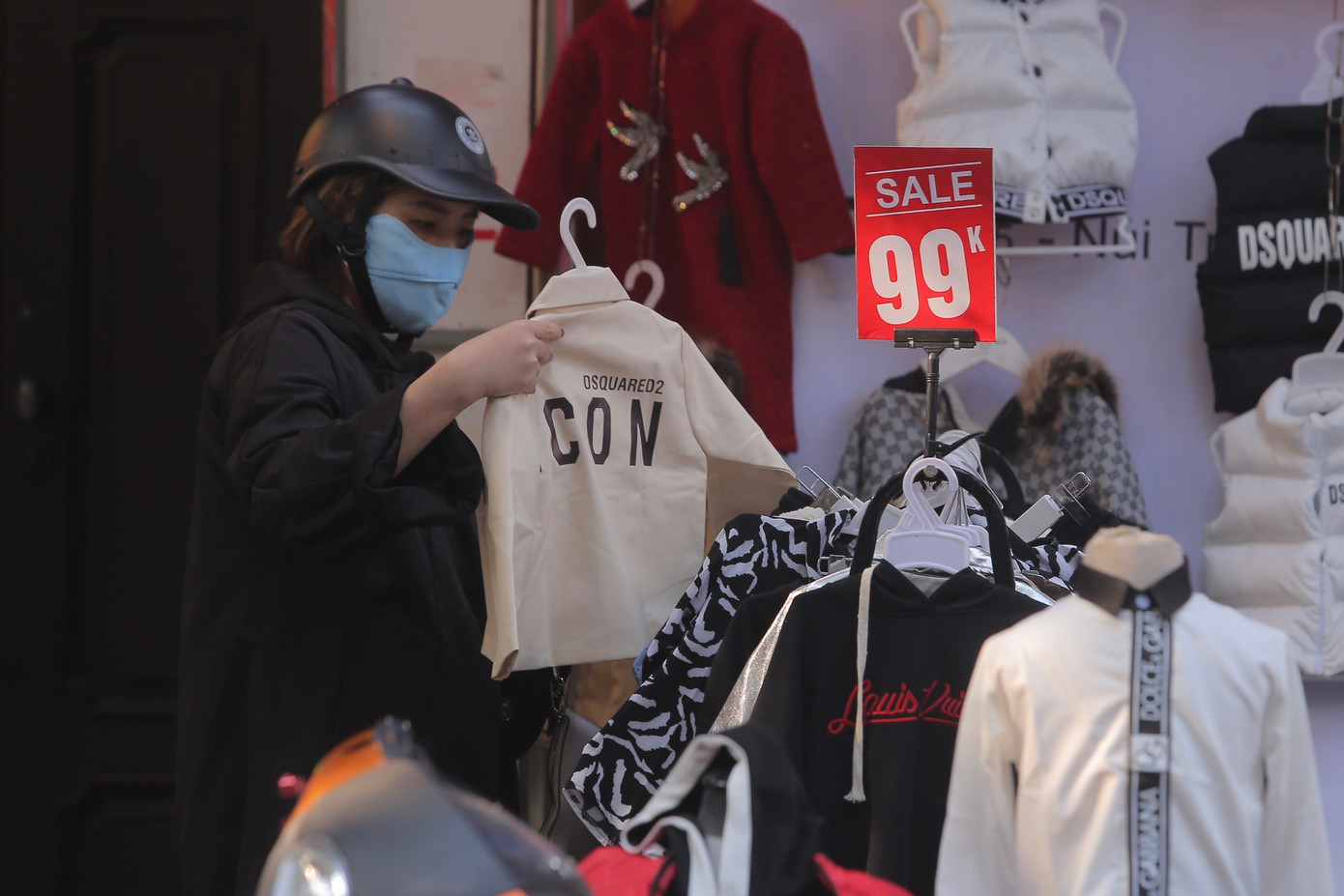 Các cửa hàng treo biển giảm giá khủng với các mức từ 30% đến 70%, thậm chí có cửa hàng giảm đến 90%.