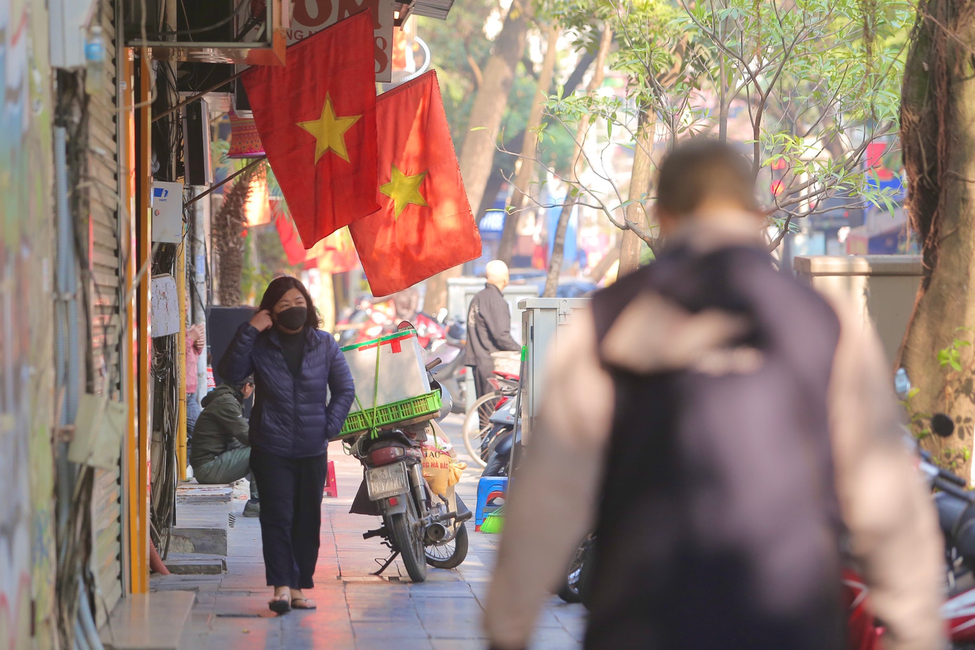 Cứ mỗi dịp Tết đến xuân về, việc treo cờ Tổ quốc đã trở thành nét đẹp văn hóa của mỗi nếp nhà Hà thành.