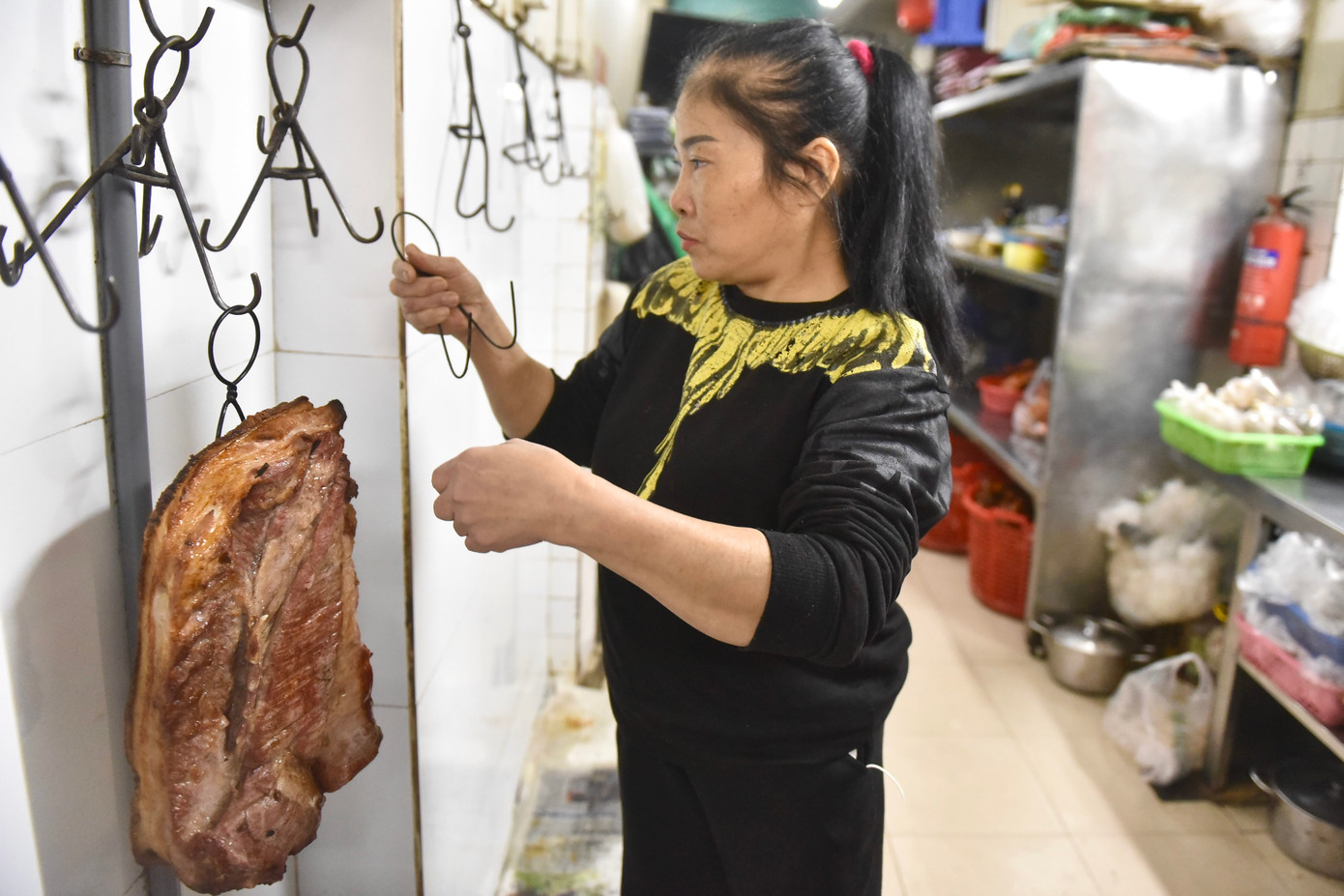 Bà Lan chia sẻ, trong hôm nay chế biến khoảng 1 tạ thịt lợn để có thành phẩm khoảng 40 - 50kg thịt quay để phục vụ người tiêu dùng.