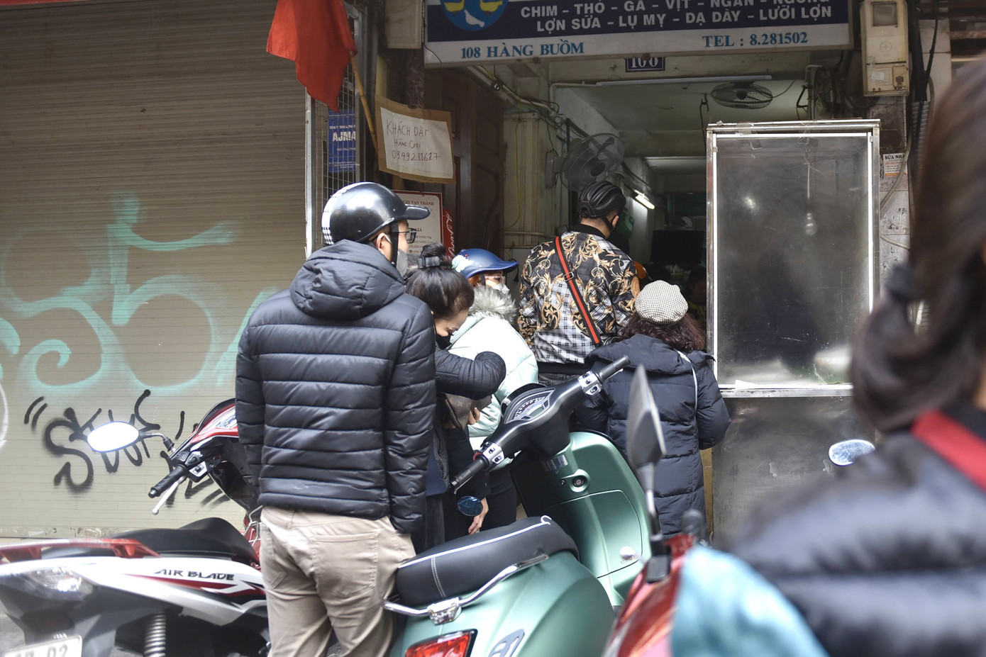 Ghi nhận vào sáng nay (31/1), ngày vía Thần Tài, nhiều người dân Thủ đô đã xếp hàng nối đuôi nhau chờ mua thịt quay tại cửa hàng trên phố Hàng Buồm để về cúng Thần Tài, cầu mong một năm làm ăn may mắn, phát tài.