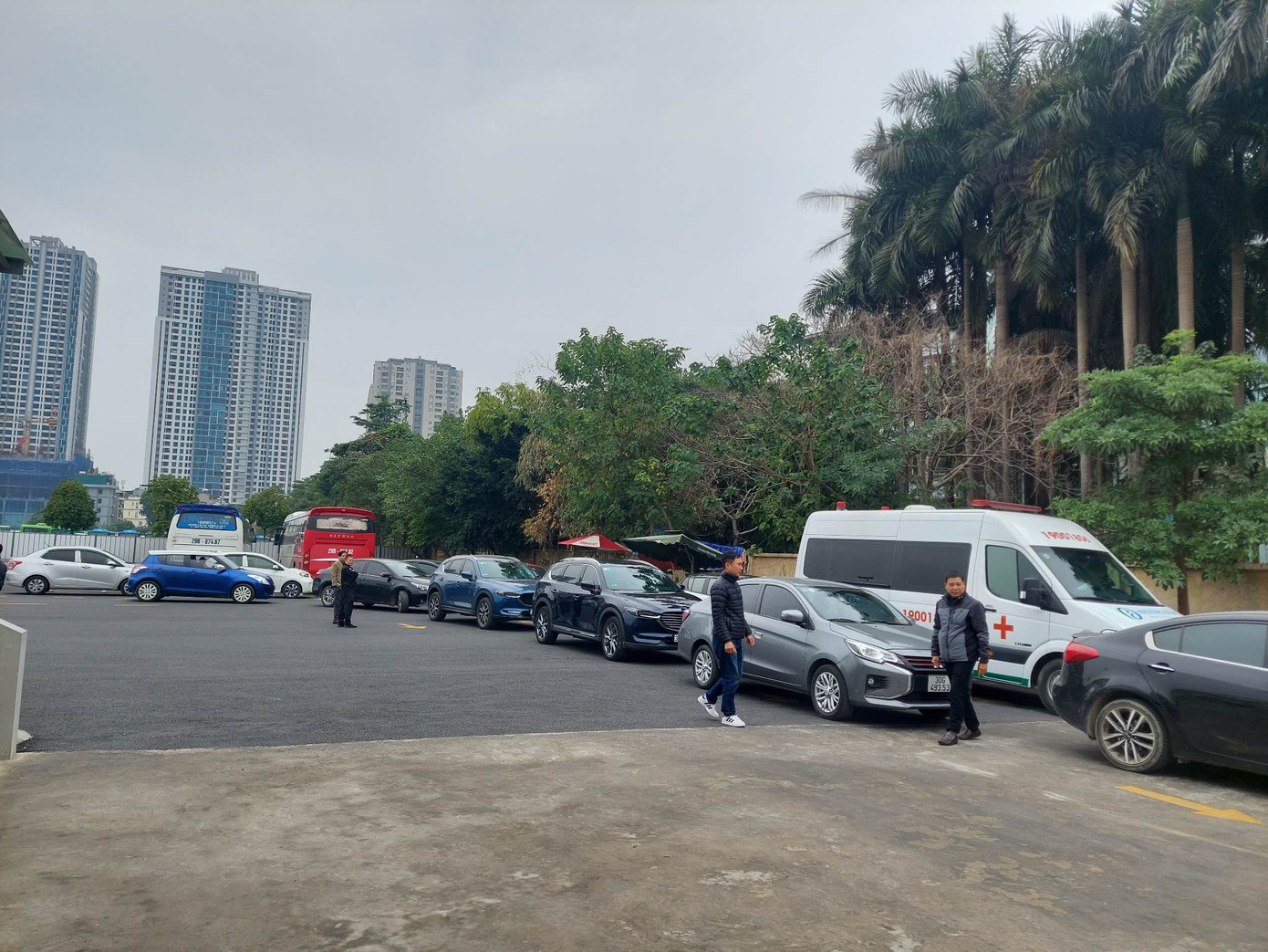 Trung tâm đăng kiểm 2925D huy động 5 cán bộ, nhân viên ra khu vực chờ để điều phối, phân luồng xe Trung tâm đăng kiểm 2925D huy động 5 cán bộ, nhân viên ra khu vực chờ để điều phối, phân luồng xe