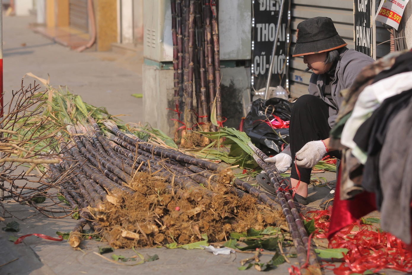 Trên mía lộc, tiểu thương thường gắn thêm nơ đỏ hoặc túi muối.