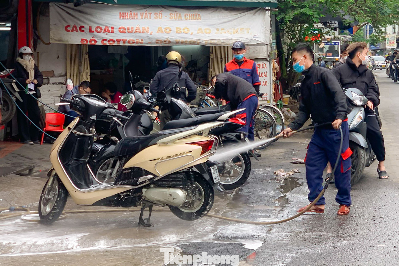 Theo ghi nhận của PV vào hôm nay (28 Tết), hàng loạt cơ sở rửa xe trên địa bàn Hà Nội hoạt động sôi nổi từ sáng đến chiều do nhu cầu của người dân tăng đột biến.