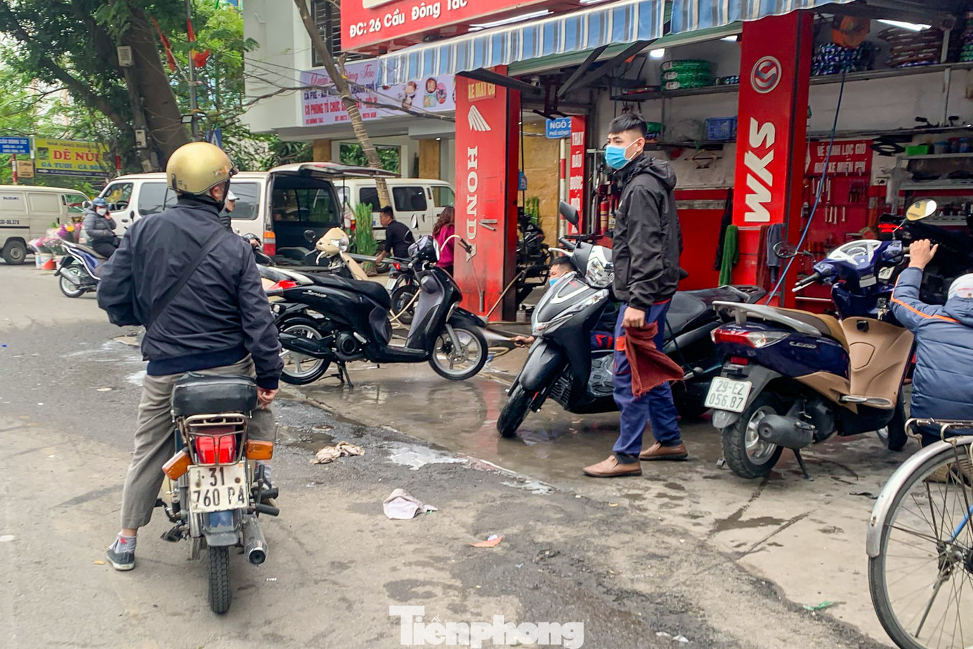 Là những ngày cận Tết nên nhiều người chấp nhận đợi lâu và rửa xe với giá 'cắt cổ'.