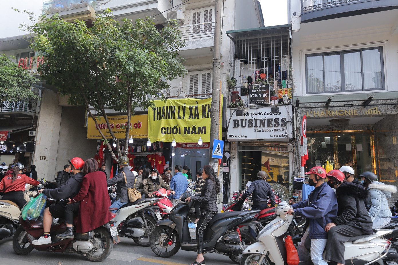 Ghi nhận của PV tại phố Hàng Bông (quận Hoàn Kiếm) trong chiều 30 Tết, hàng chục sạp quần áo bày bán trên vỉa hè, treo biển "xả hàng đồng giá", thu hút khá đông người.