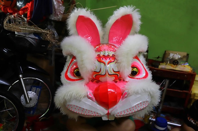 Để đa dạng mẫu mã, anh Hùng tham khảo và phát triển thêm đầu lân hình thỏ, phù hợp với linh vật Tết Nguyên đán 2023 của người Hoa (Ảnh: Nguyễn Vy). Để đa dạng mẫu mã, anh Hùng tham khảo và phát triển thêm đầu lân hình thỏ, phù hợp với linh vật Tết Nguyên đán 2023 của người Hoa (Ảnh: Nguyễn Vy).