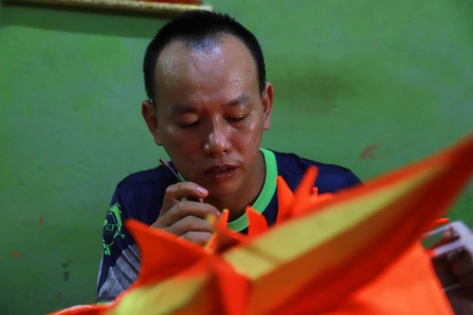 Anh Hùng là thợ chính phụ trách khâu vẽ đầu lân, bởi công đoạn này là quan trọng nhất (Ảnh: Nguyễn Vy). Anh Hùng là thợ chính phụ trách khâu vẽ đầu lân, bởi công đoạn này là quan trọng nhất (Ảnh: Nguyễn Vy).