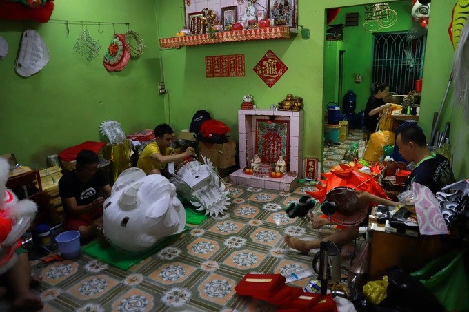 Nhân công tại xưởng đang tất bật chuẩn bị hàng cho dịp Tết Quý Mão 2023 (Ảnh: Nguyễn Vy). Nhân công tại xưởng đang tất bật chuẩn bị hàng cho dịp Tết Quý Mão 2023 (Ảnh: Nguyễn Vy).