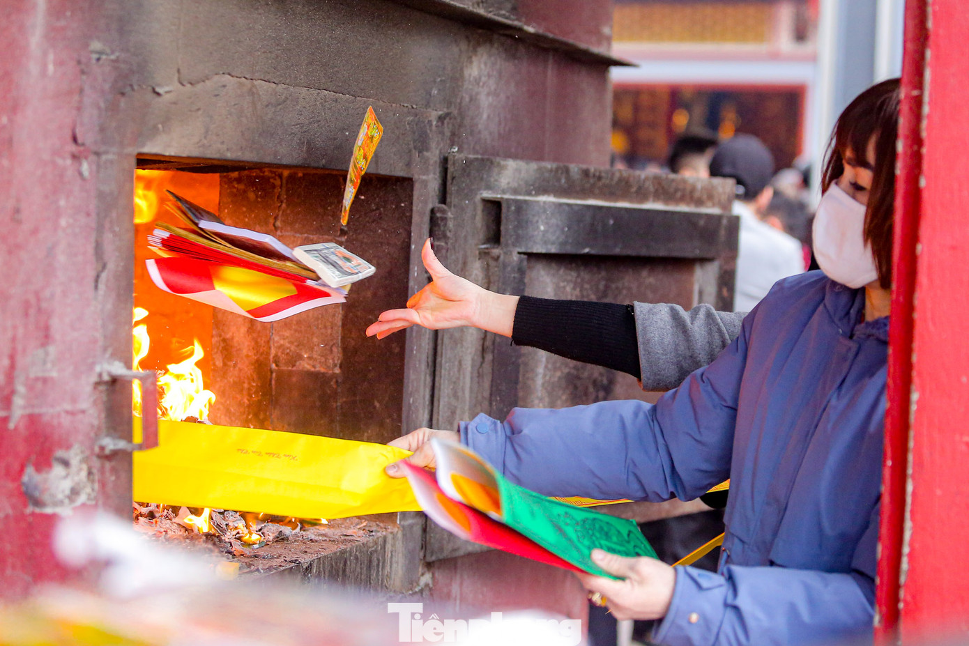 Khu vực đốt vàng mã luôn luôn đỏ lửa.