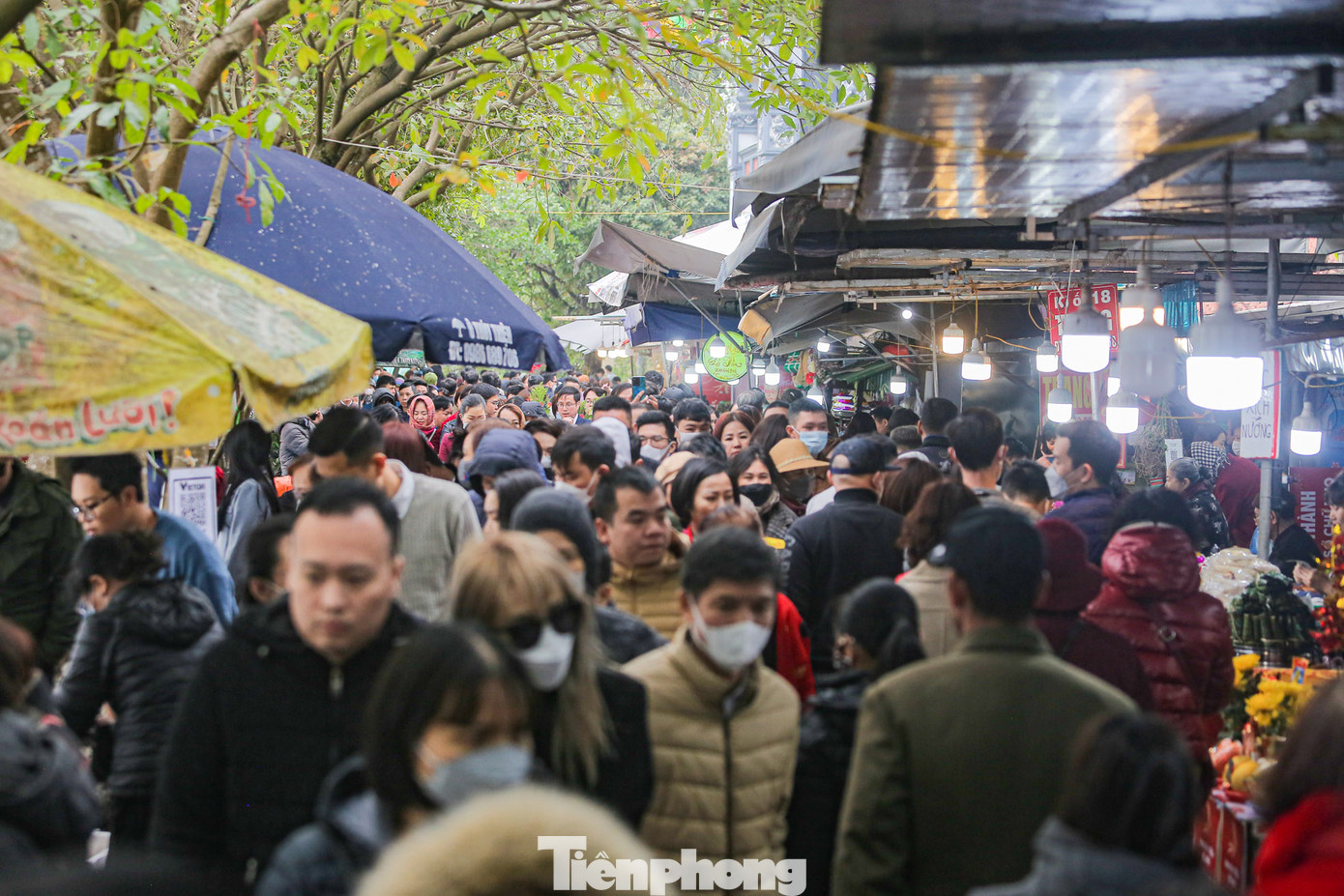 Các lối đi xung quanh Phủ đền chật ních người.