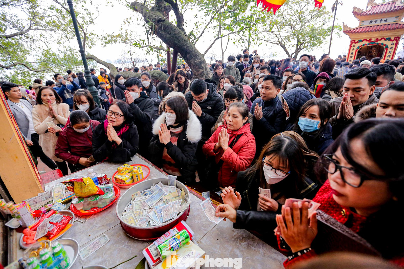 Trước các ban lễ, người người đứng sát nhau, đông đúc đến nghẹt thở.