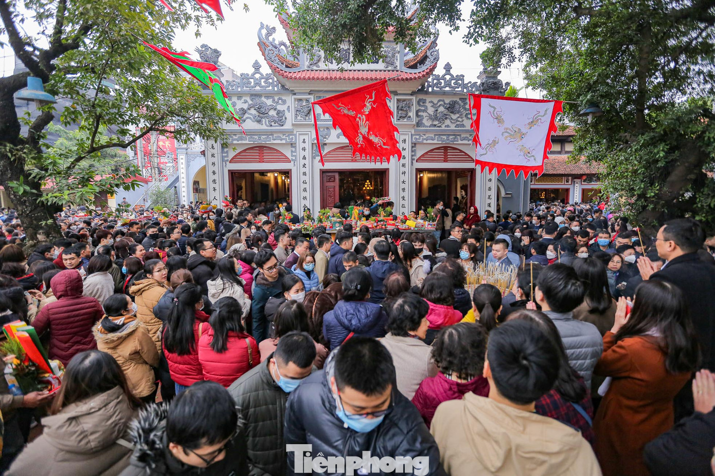 Bên trong Phủ, người người chen chúc nhau đến chật kín, không còn một chỗ trống.