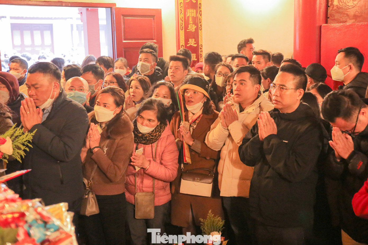 Dù đông nhưng ai cũng mong muốn chen chân vào bên trong để làm lễ cầu may mắn, thuận buồm xuôi gió.