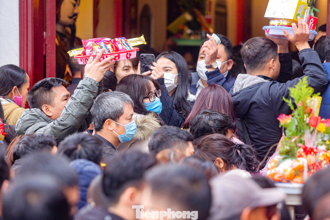 Rất nhiều người phải chen lấn mướt mồ hôi để vào trong gian thờ điện chính.