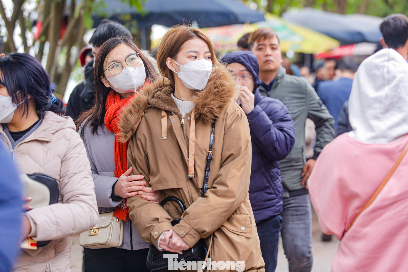 Theo quan sát, thành phần đến Phủ Tây Hồ vào hôm nay đa số là dân công sở, một số còn nguyên đồng phục tranh thủ giờ nghỉ đi lễ.