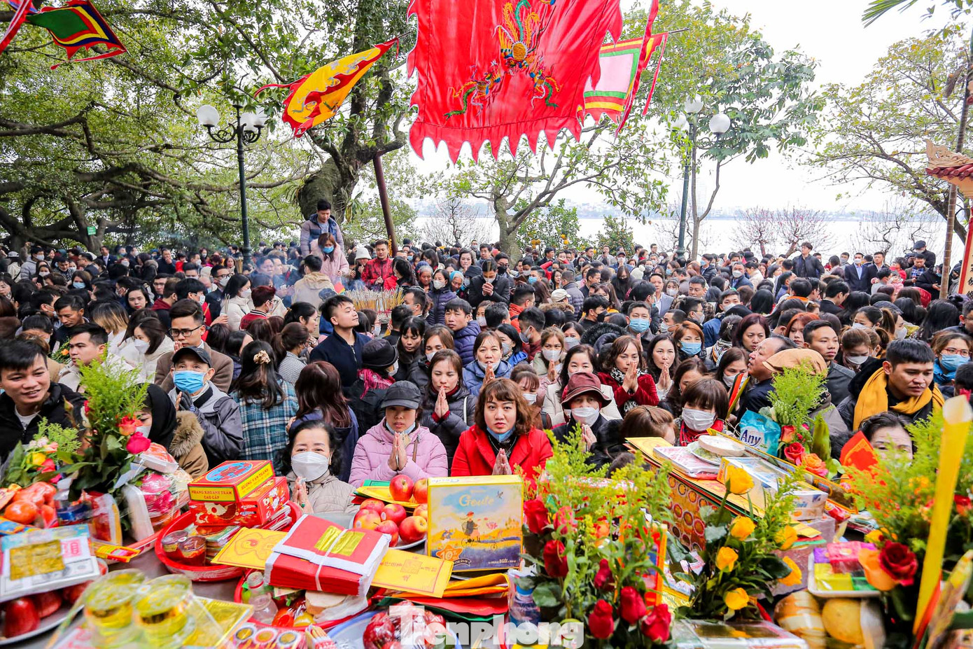 Càng về trưa, đầu giờ chiều lượng người đổ về Phủ càng đông.