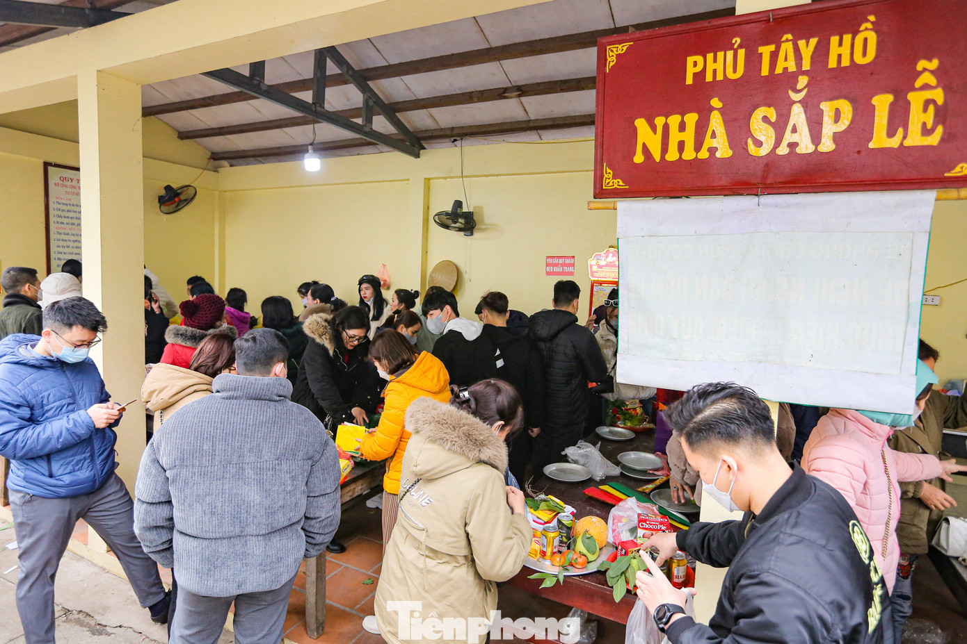 Bàn sắp đồ lễ liên tục "kẻ ra người vào". Tùy vào điều kiện từng người mà mỗi mâm lễ to, nhỏ khác nhau, giá trị khác nhau.