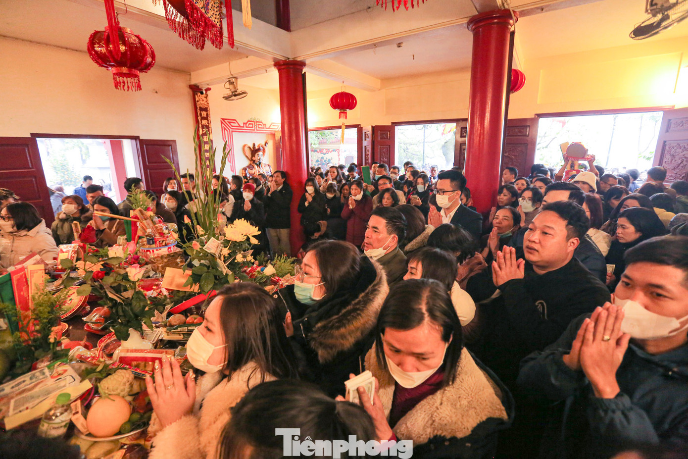 Không gian trong gian chính điện thờ Tam phủ công đồng Phủ Tây Hồ khá ngột ngạt vì quá đông người nhưng nhiều du khách vẫn cố gắng đến gần bàn thờ để hành lễ.