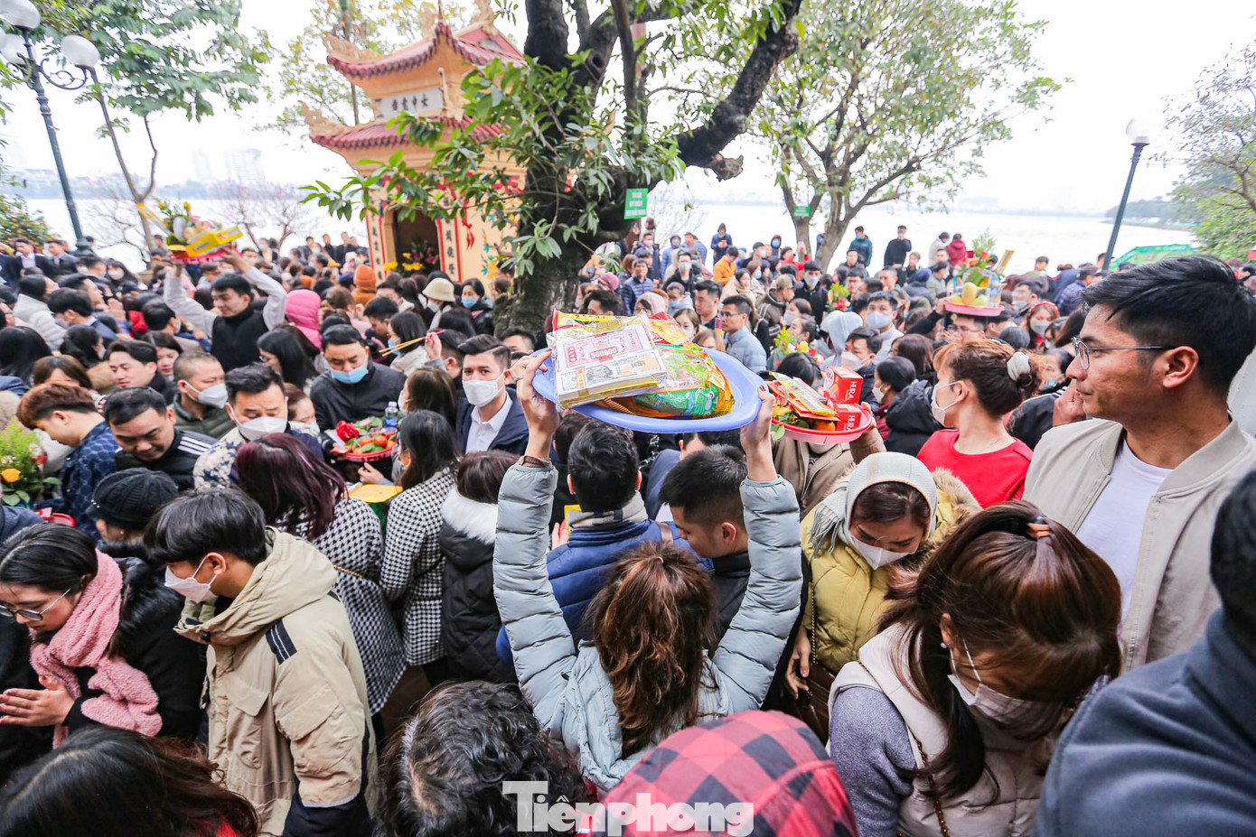 Tránh va chạm với người xung quanh, du khách hành hương bắt buộc phải nâng mâm lễ lên cao hoặc đội lên đầu.