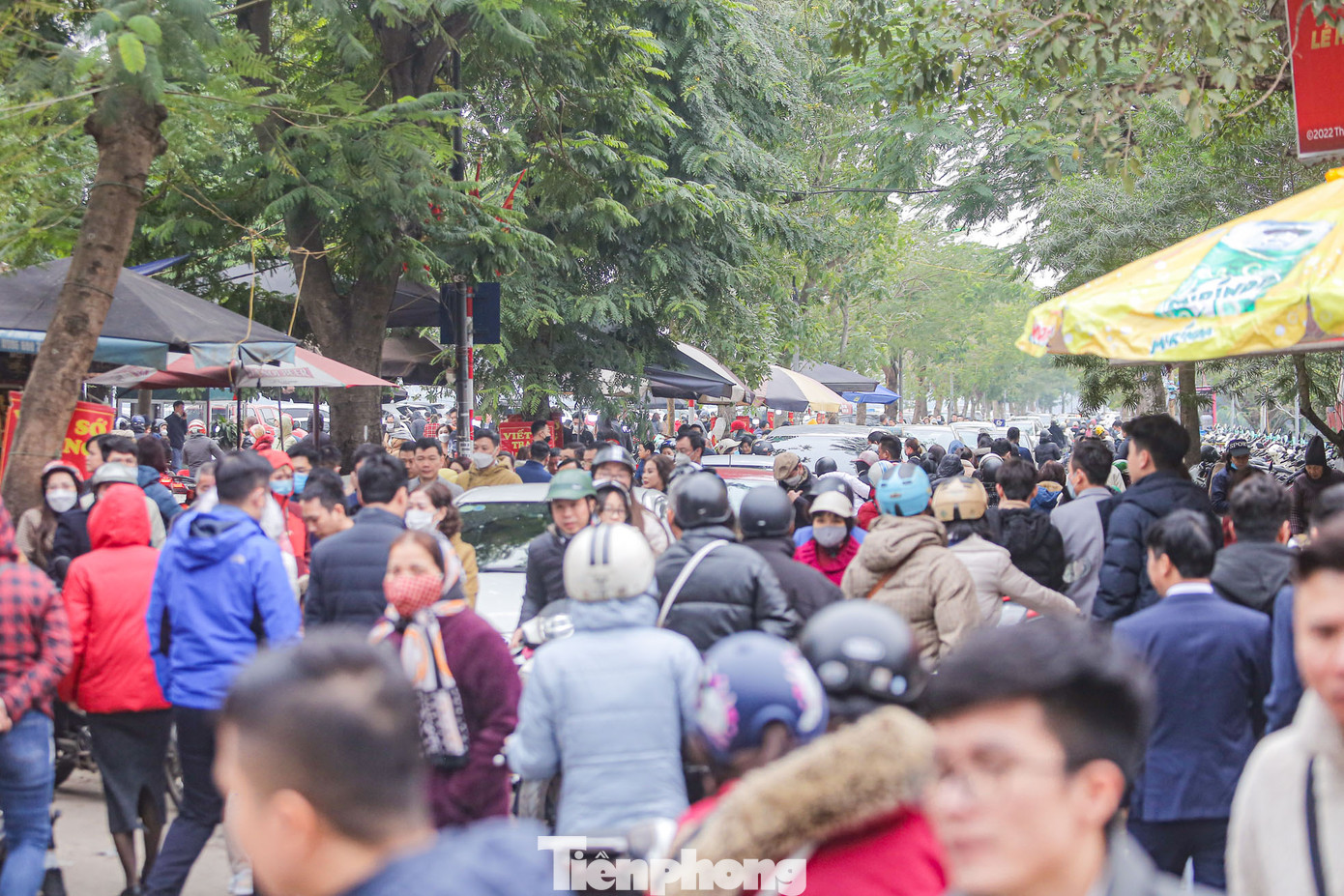 Lượng phương tiện lớn khiến giao thông bên ngoài Phủ ùn tắc hàng giờ.