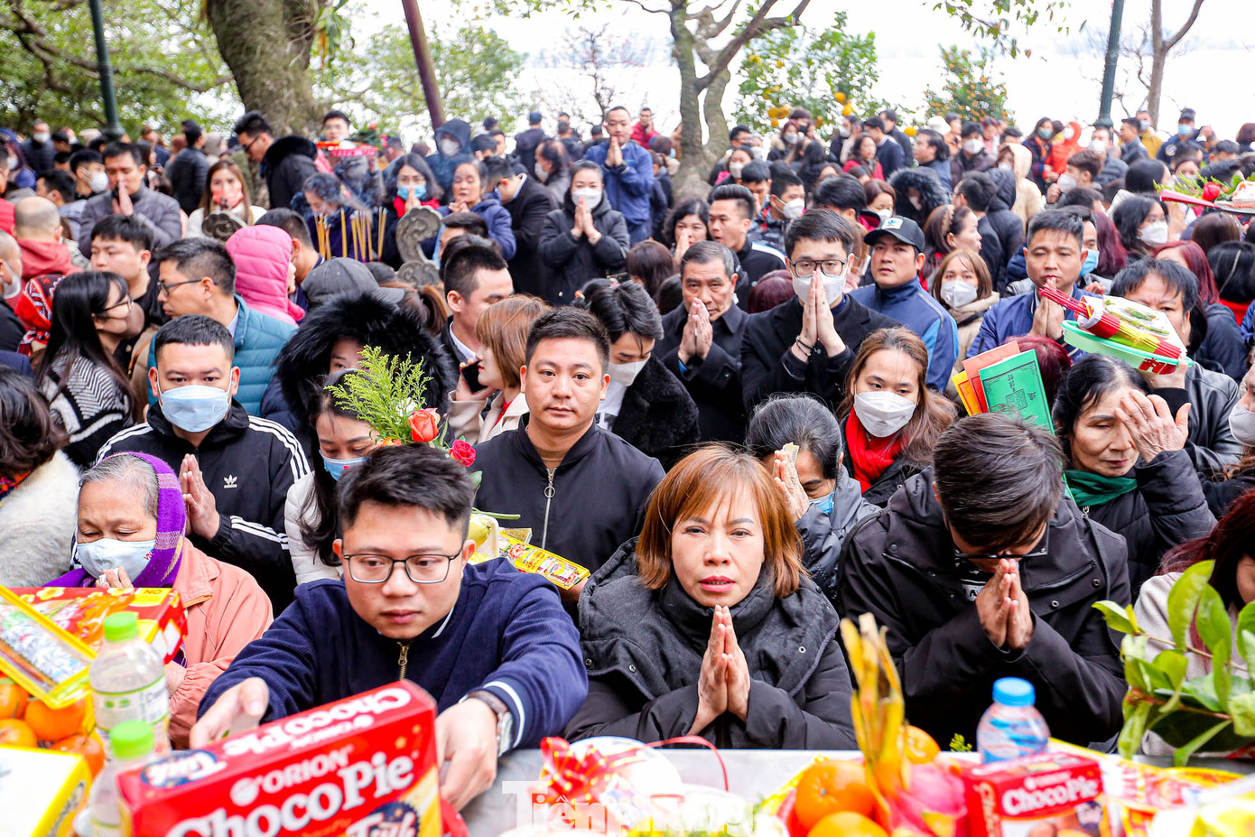 Trong số này phần lớn là người từ tỉnh xa làm việc ở Hà Nội nên trong ngày đầu đi làm, họ tranh thủ đi lễ cùng đồng nghiệp, bạn bè.