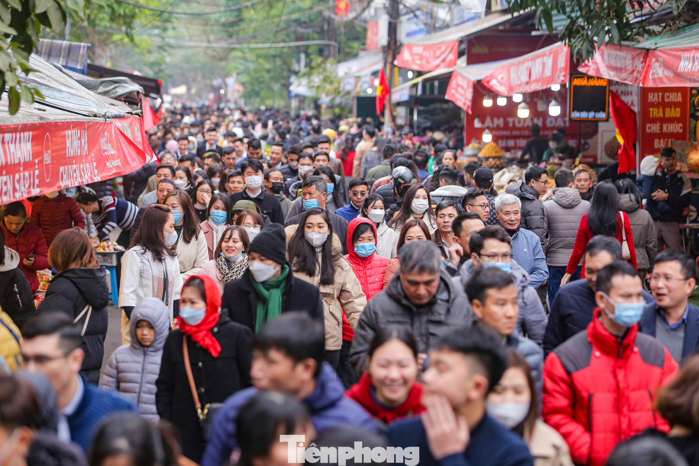 Ghi nhận của PV, ngay sau kỳ nghỉ Tết Nguyên Đán, dòng người nườm nượp đi lễ tại Phủ Tây Hồ (Hà Nội) trong ngày đầu tiên đi làm của năm mới 2023.