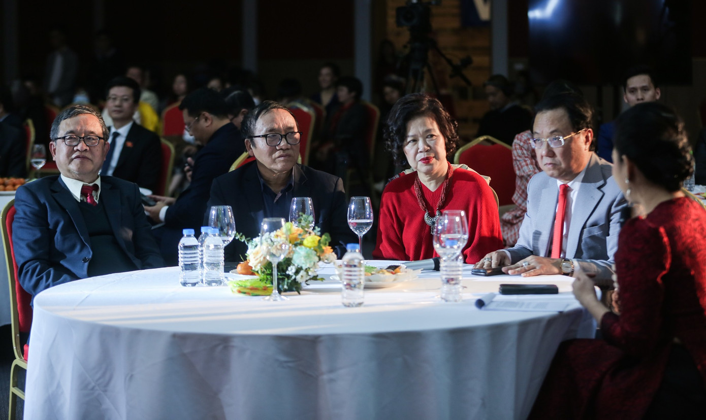 Các vị khách mời từ trái sang phải Nhà báo Trịnh Bá Ninh, nhà thơ Trần Đăng Khoa, Nhà báo Vĩnh Quyên, nhà thơ Hồng Thanh Quang