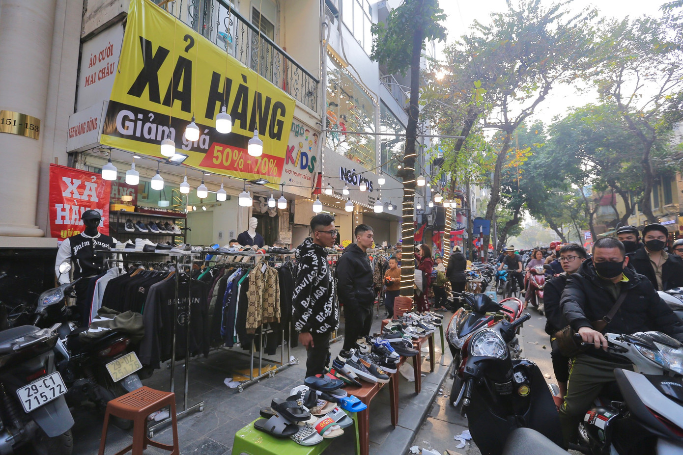 Các quầy hàng đồng loạt treo biển giảm giá mạnh, đồng giá, xả hàng ngày Tết,…để thu hút người mua.