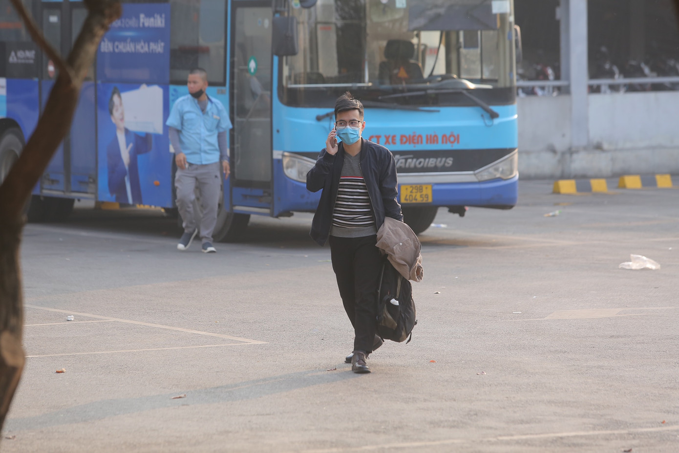 Lác đác một vài người tìm xe tại bến xe chiều 30 Tết.