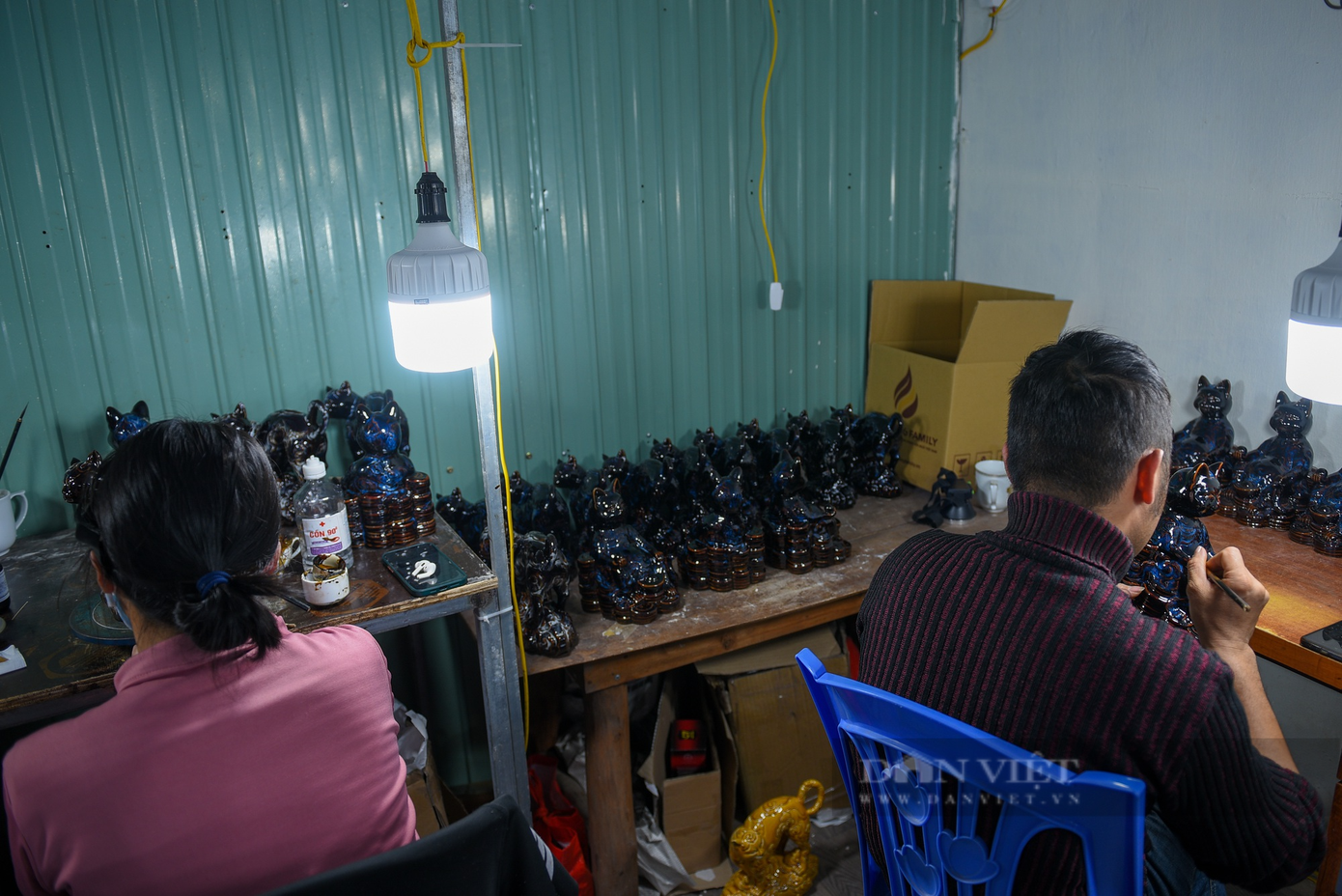 Sau khi nung, những chú mèo sẽ có màu sắc riêng, và được chuyển đến xưởng để vẽ vàng nước. Sau khi nung, những chú mèo sẽ có màu sắc riêng, và được chuyển đến xưởng để vẽ vàng nước.