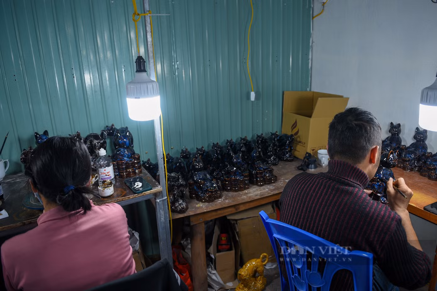 Sau khi nung, những chú mèo sẽ có màu sắc riêng, và được chuyển đến xưởng để vẽ vàng nước.