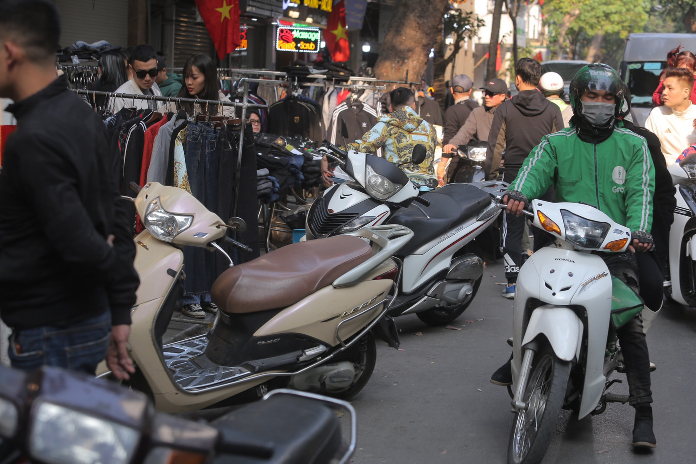 Nhiều người đỗ xe ngay dưới lòng đường để vào mua hàng.