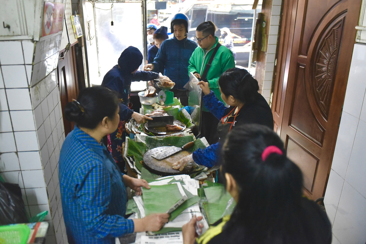 Đến trưa, khách vẫn xếp hàng dài bên ngoài đợi tới lượt mua hàng.