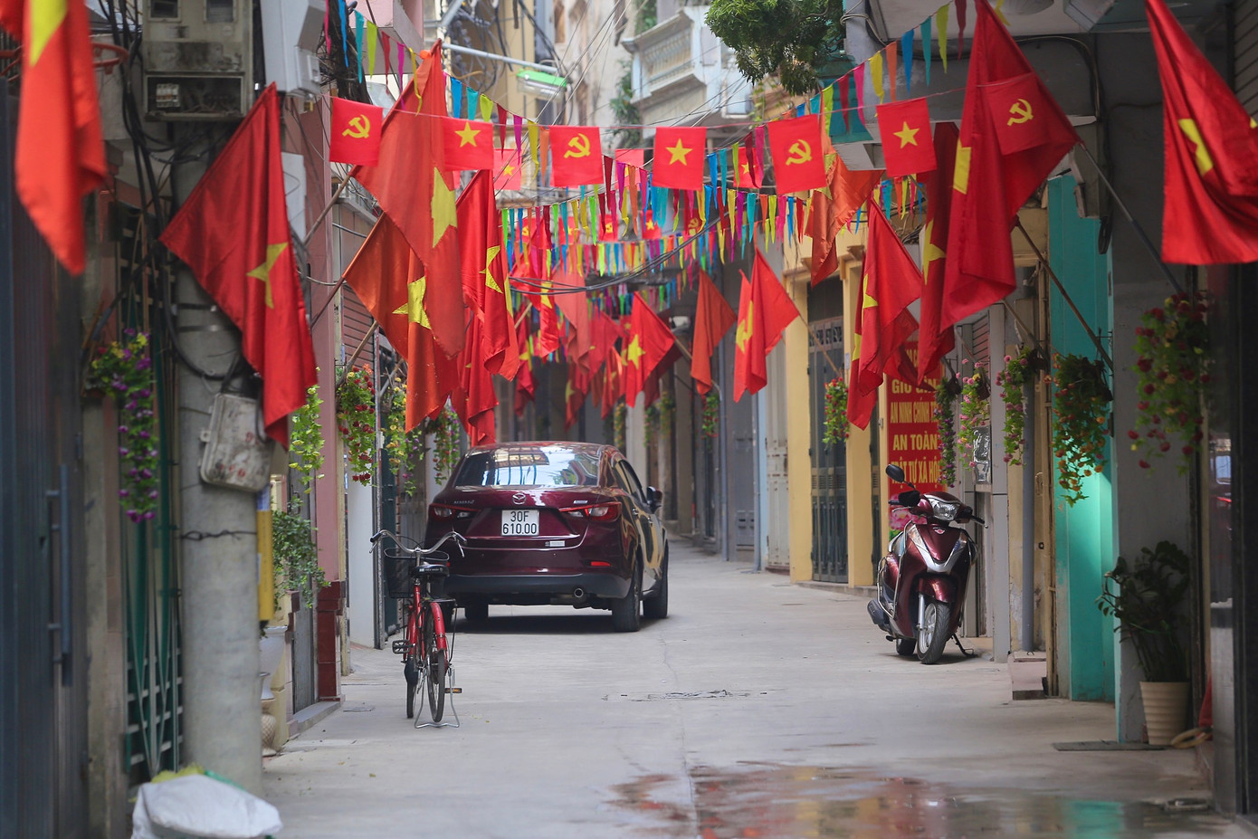 Con ngõ nhỏ trên phố Nguyễn Ngọc Nại rực rỡ cờ hoa .