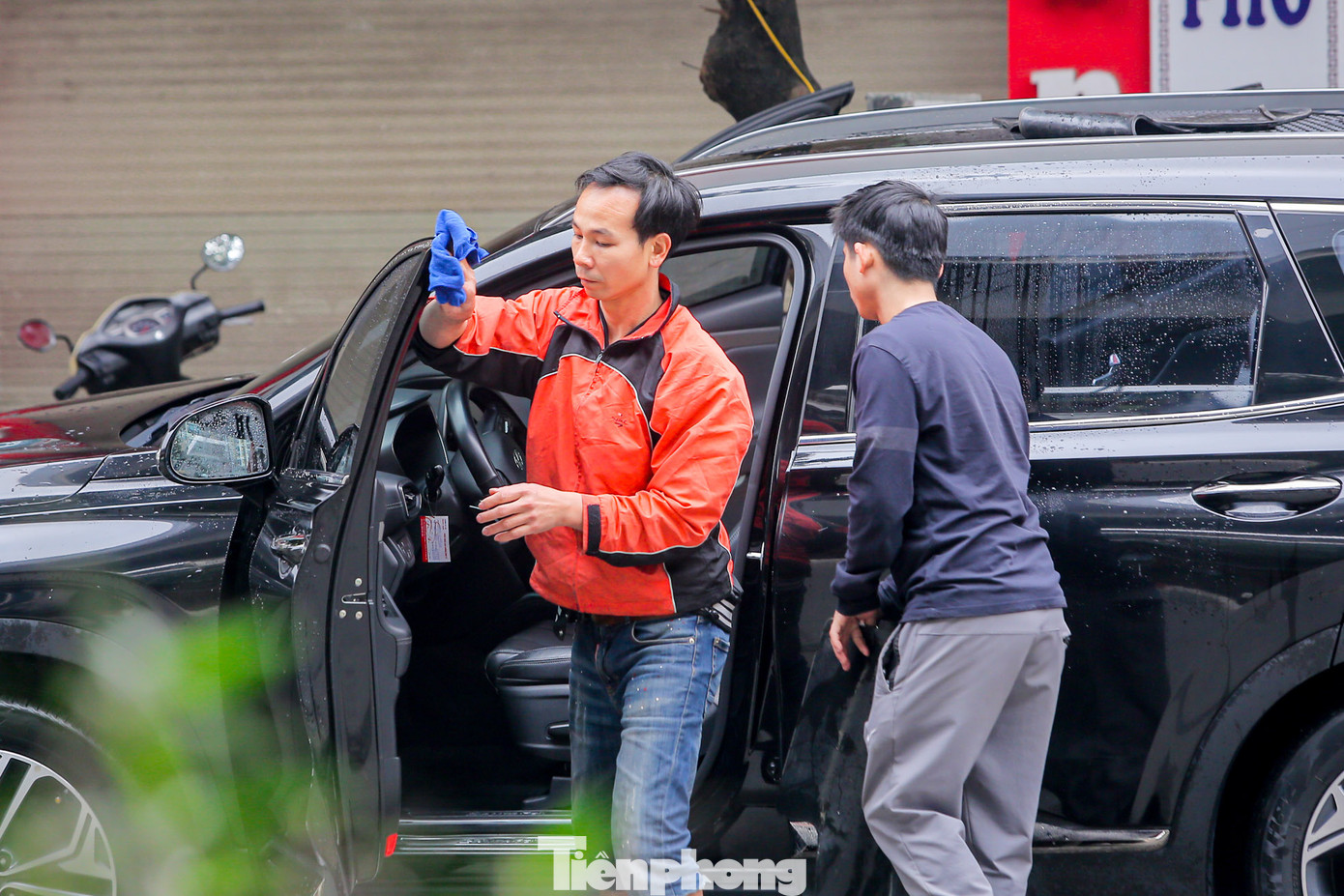 Mỗi chủ ô tô phải bỏ ra 200.000 đồng cho dịch vụ rửa xe và hút bụi, thậm chí nhiều nơi đã tăng gấp đôi lên tới 300.000 đồng.