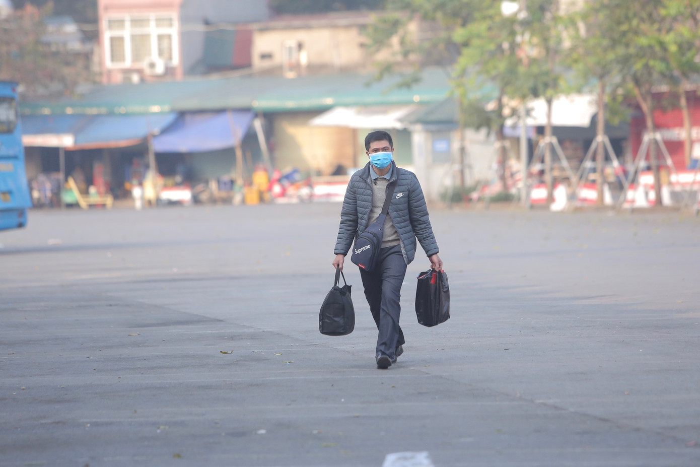"Ngoài những năm COVID-19 thì năm nay ngành xe khách "thảm hại", lượng khách quá ít so với các năm trước. Tuy nhiên chúng tôi không bỏ chuyến vẫn sẽ phục vụ những vị khách cuối cùng", một chủ hãng xe chia sẻ.