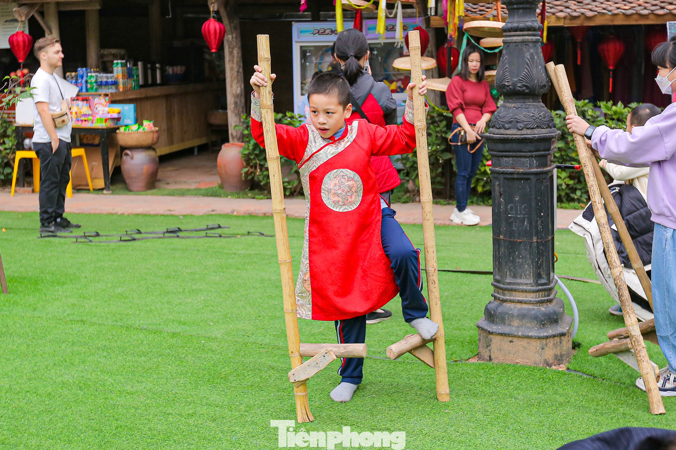 Các em nhỏ được trải nghiệm trò chơi dân gian đi cà kheo.
