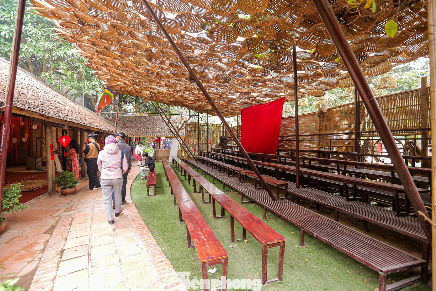 Không gian sân khấu múa rối nước ở Hồ Văn.