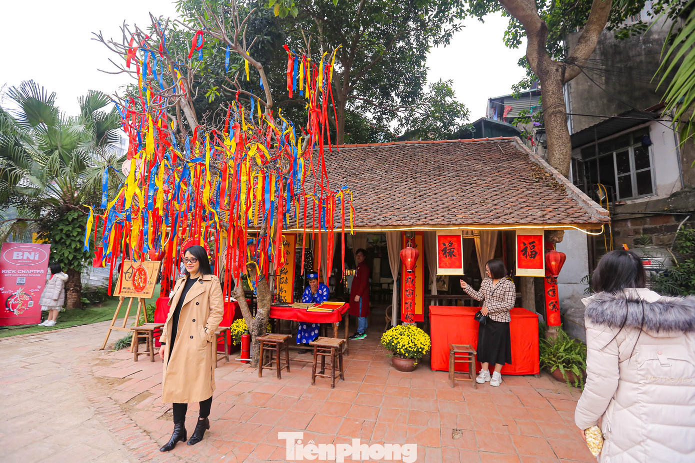 Ngoài khu thầy đồ cho chữ, ở Hồ Văn còn có những không gian như “vinh quy bái tổ”, “cổng làng sĩ tử”, “tết quê”, đồ chơi dân gian…