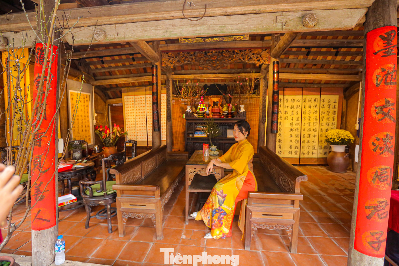 Gian nhà xưa với câu đối.