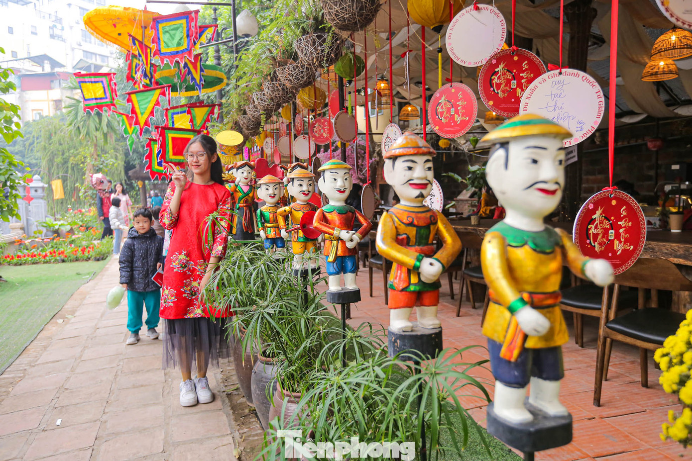 Đoàn rước những người đỗ đạt về làng "vinh quy bái tổ"