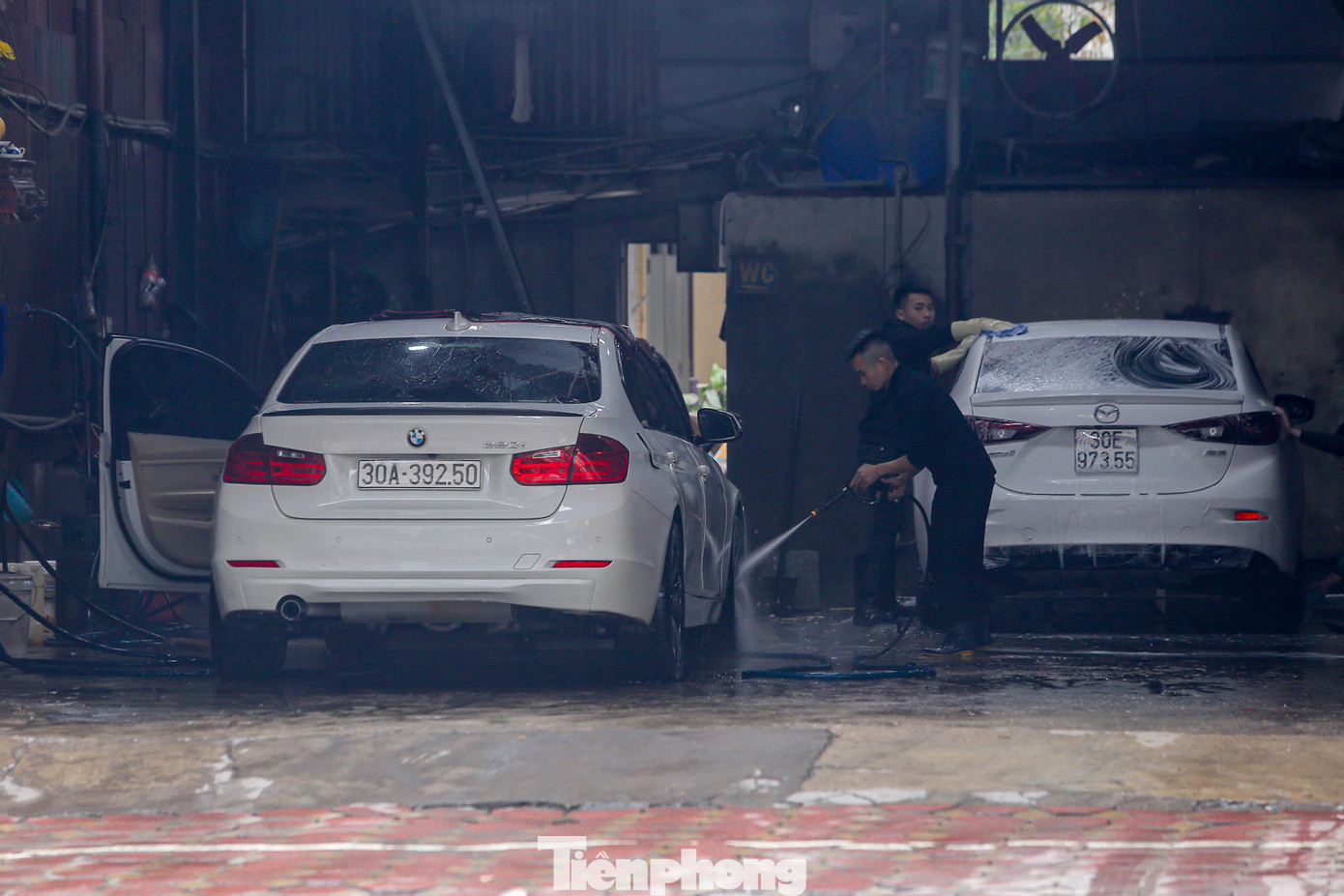 Một cơ sở rửa xe ô tô trên phố Hào Nam luôn tấp nập khách ra vào rửa xe, dọn nội thất, các nhân viên làm việc liên tục, không ngừng nghỉ.