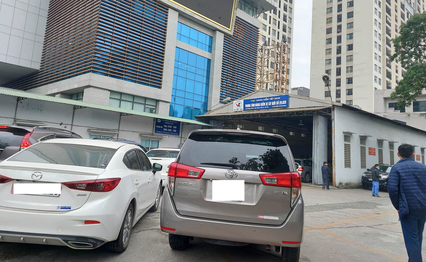 Sân Trung tâm đăng kiểm 2903V chật kín xe lúc 9h30' ngày mùng 6 Tết Sân Trung tâm đăng kiểm 2903V chật kín xe lúc 9h30' ngày mùng 6 Tết