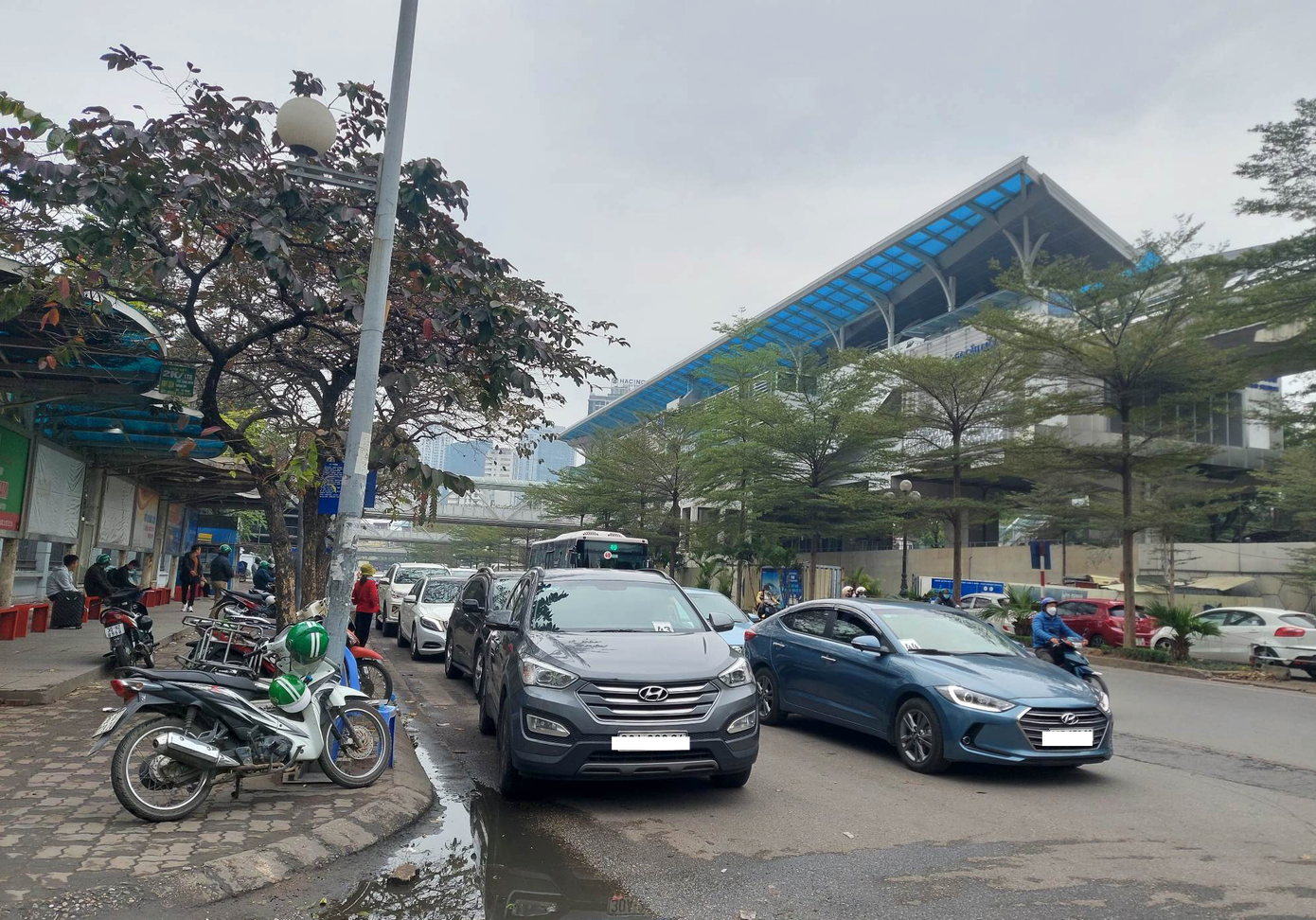 Hai hàng xe ước khoảng hơn 40 chiếc đang nối đuôi nhau chờ được phát số vào đăng kiểm tại trung tâm 2903V sáng 27/1. Hai hàng xe ước khoảng hơn 40 chiếc đang nối đuôi nhau chờ được phát số vào đăng kiểm tại trung tâm 2903V sáng 27/1.